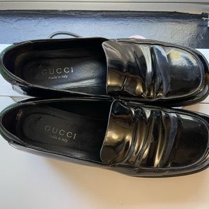 Gucci loafers/slip-On black and shiny. Hardly used. In great condition!